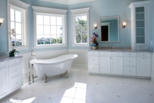 Bathroom with tub1